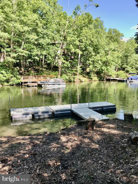 905 Lakeview Dr, Cross Junction, VA 22625