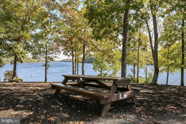 905 Lakeview Dr, Cross Junction, VA 22625