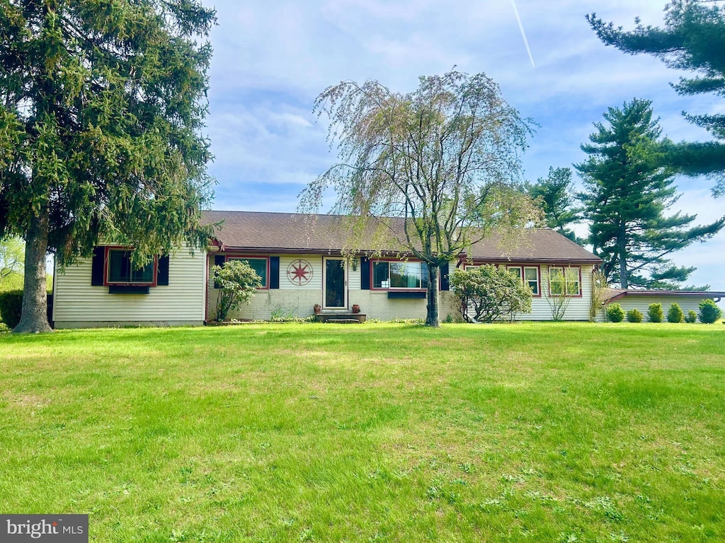 ranch-style home featuring entry steps and a front yard