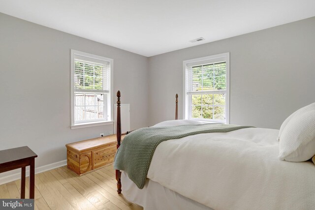 6825 Kincaid Ave, Falls Church, VA 22042 - bedroom with light wood-style floors, baseboards, and visible vents