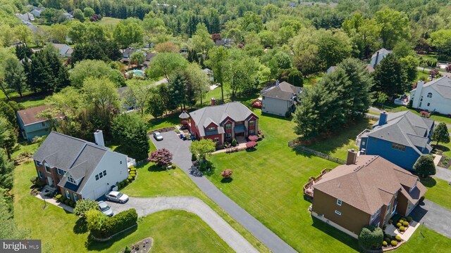 bird's eye view featuring a residential view and a forest view