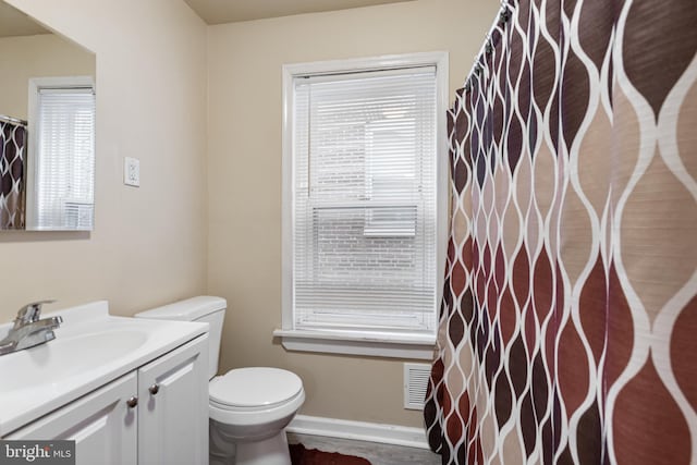 full bathroom with curtained shower, visible vents, baseboards, toilet, and vanity