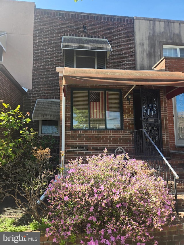 townhome / multi-family property featuring brick siding