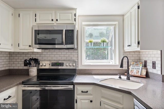 5433 Lomax Way, Woodbridge, VA 22193 - kitchen featuring stainless steel appliances, a sink, white cabinetry, and backsplash