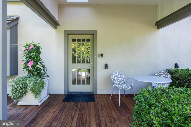 view of exterior entry with stucco siding