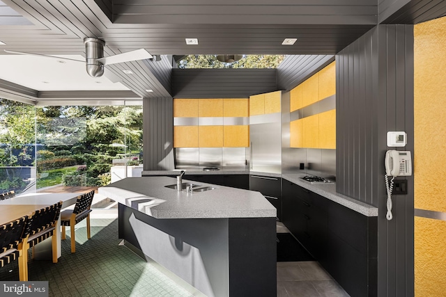 interior space with gas cooktop, a breakfast bar, a sink, and modern cabinets