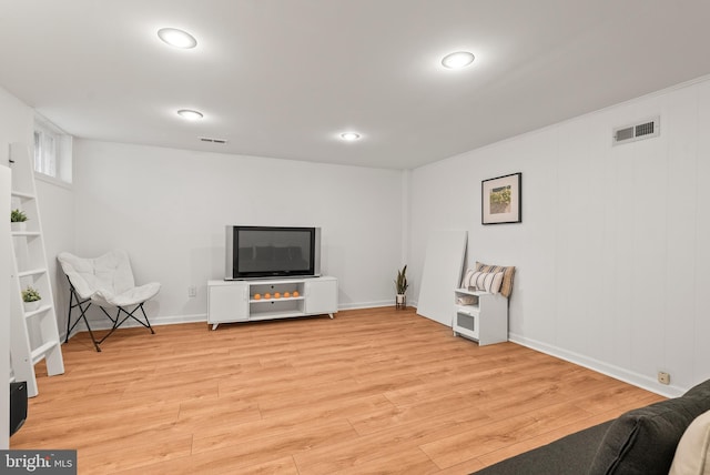 living area with visible vents, recessed lighting, light wood finished floors, and baseboards