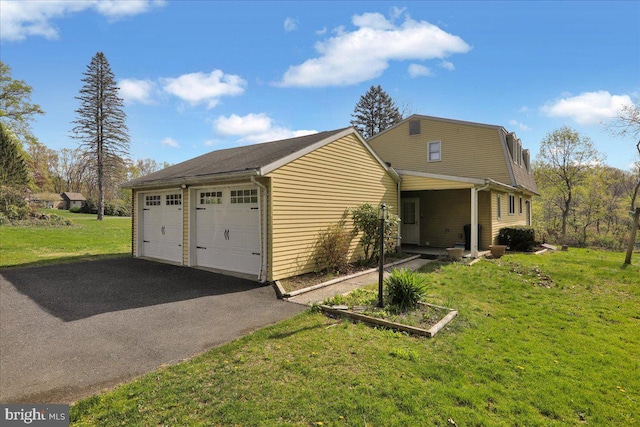 view of side of property featuring a lawn