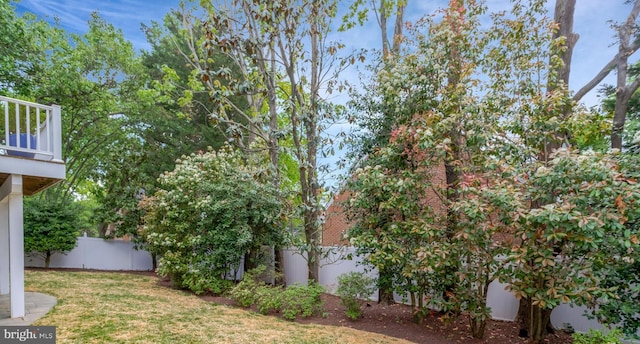 view of yard featuring a fenced backyard and a balcony