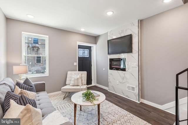 living room featuring visible vents, recessed lighting, baseboards, and wood finished floors
