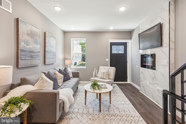 living room with visible vents, recessed lighting, baseboards, and dark wood-type flooring