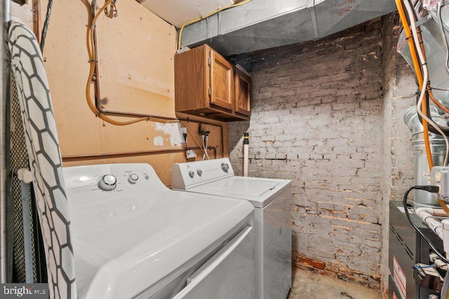 washroom featuring cabinet space and washing machine and clothes dryer