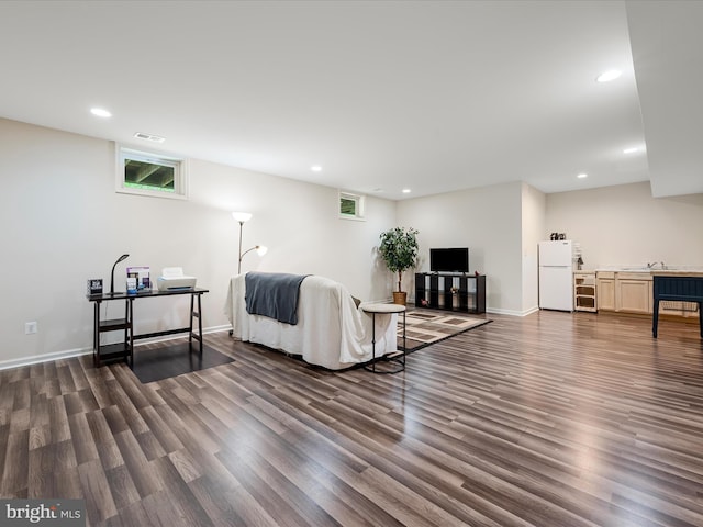 living room with dark wood-type flooring, recessed lighting, healthy amount of natural light, and baseboards