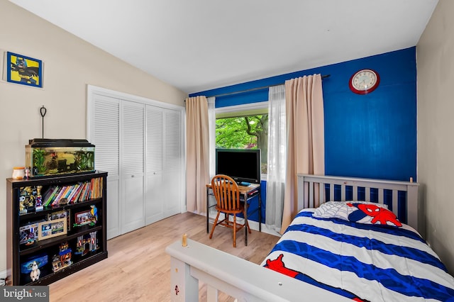 219 Gateswood Rd, Lutherville Timonium, MD 21093 - bedroom with a closet, vaulted ceiling, and wood finished floors