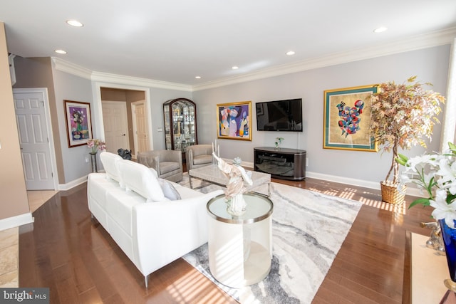 living area with baseboards, recessed lighting, crown molding, and wood finished floors