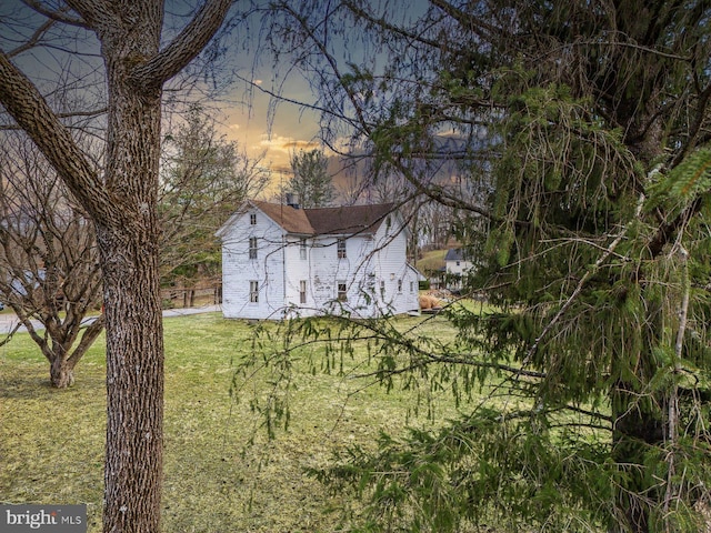 view of yard at dusk
