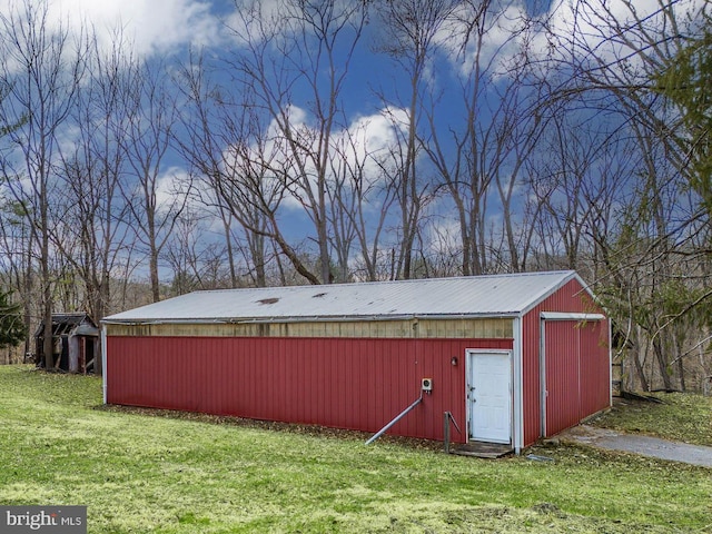 view of pole building featuring a lawn