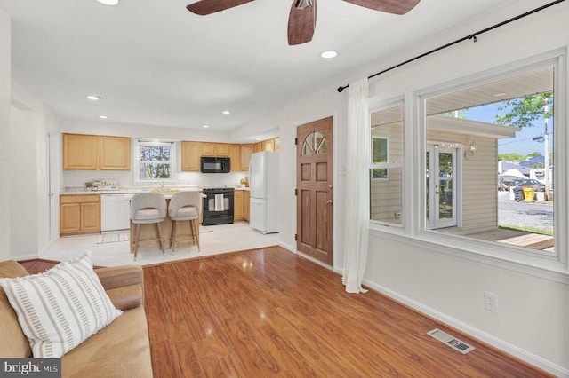 living area with ceiling fan, light wood-style floors, recessed lighting, baseboards, and visible vents