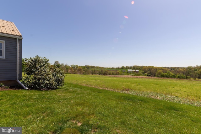 view of yard featuring a rural view