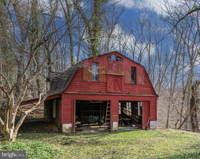 view of barn featuring a yard
