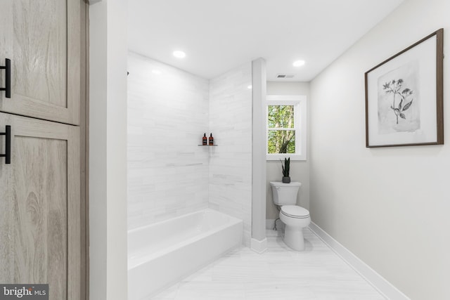 bathroom featuring toilet, baseboards, visible vents, and recessed lighting