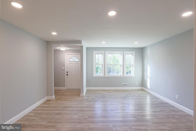 entryway with visible vents, recessed lighting, light wood-style floors, and baseboards