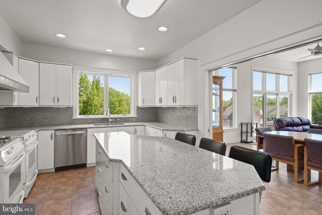 23 Deerfield Rd, Lancaster, PA 17603 - kitchen with stainless steel dishwasher, a sink, a kitchen island, electric stove, and recessed lighting