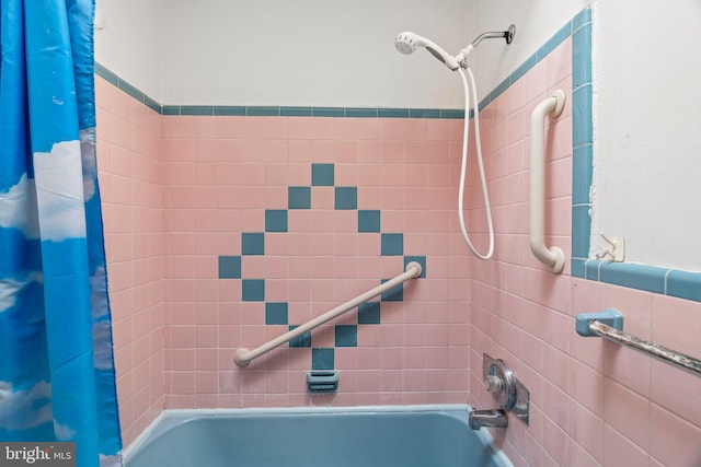 bathroom featuring shower / bathtub combination with curtain