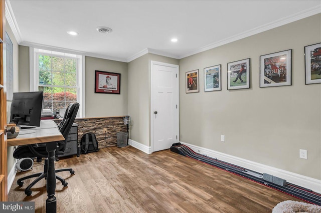 home office with visible vents, crown molding, wood finished floors, baseboards, and recessed lighting