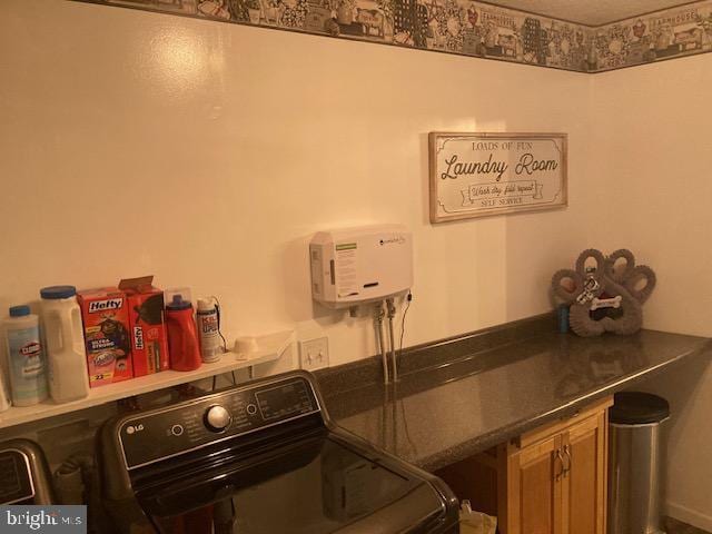 laundry area featuring cabinet space and washing machine and clothes dryer