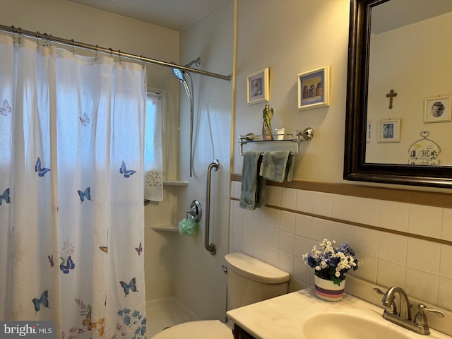 full bathroom featuring vanity, a shower with shower curtain, backsplash, and toilet
