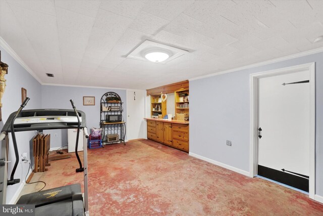 workout room featuring crown molding, baseboards, and visible vents