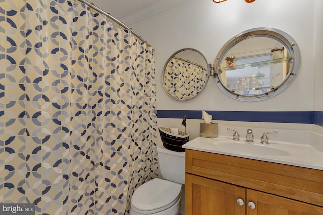 full bath featuring vanity, a shower with curtain, and toilet
