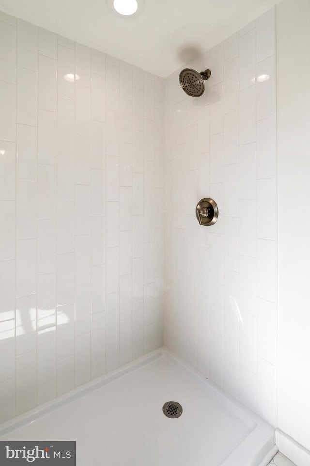 full bathroom featuring tiled shower