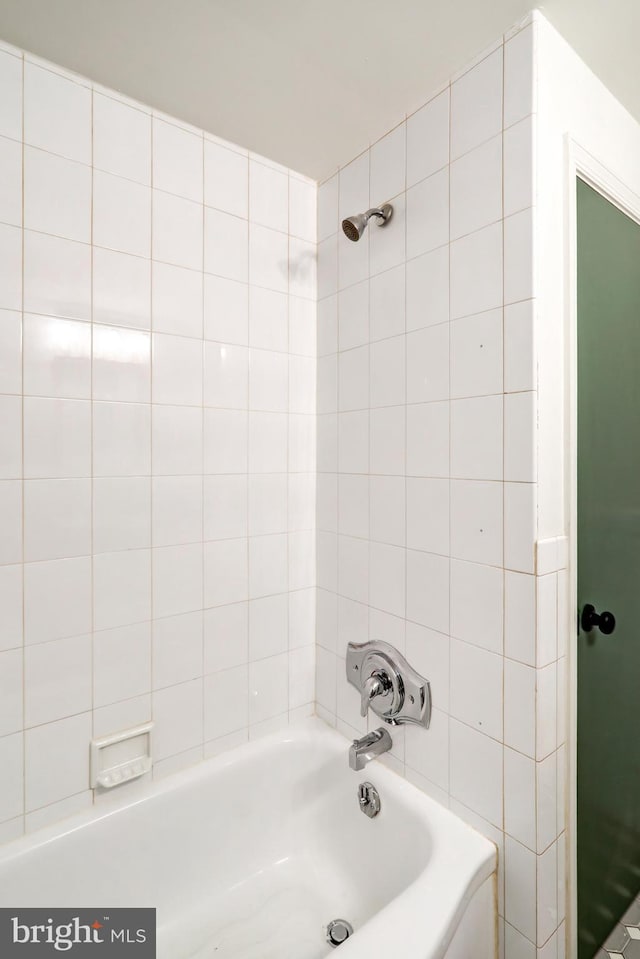 bathroom with bathtub / shower combination