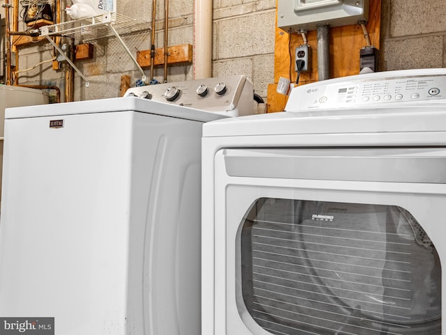 washroom with laundry area and washing machine and dryer