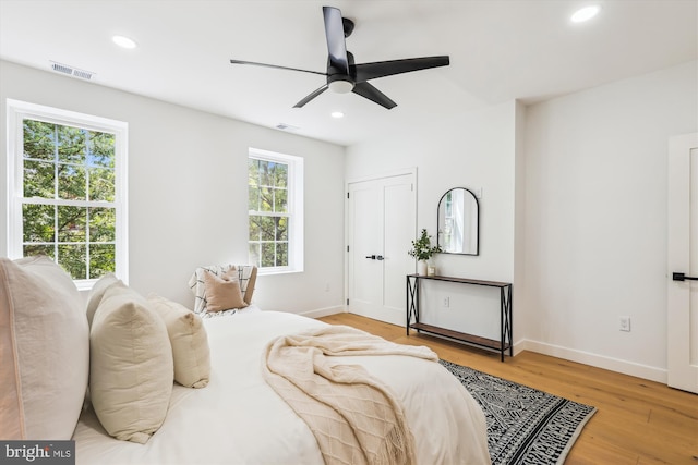 bedroom featuring light wood finished floors, recessed lighting, baseboards, and a ceiling fan