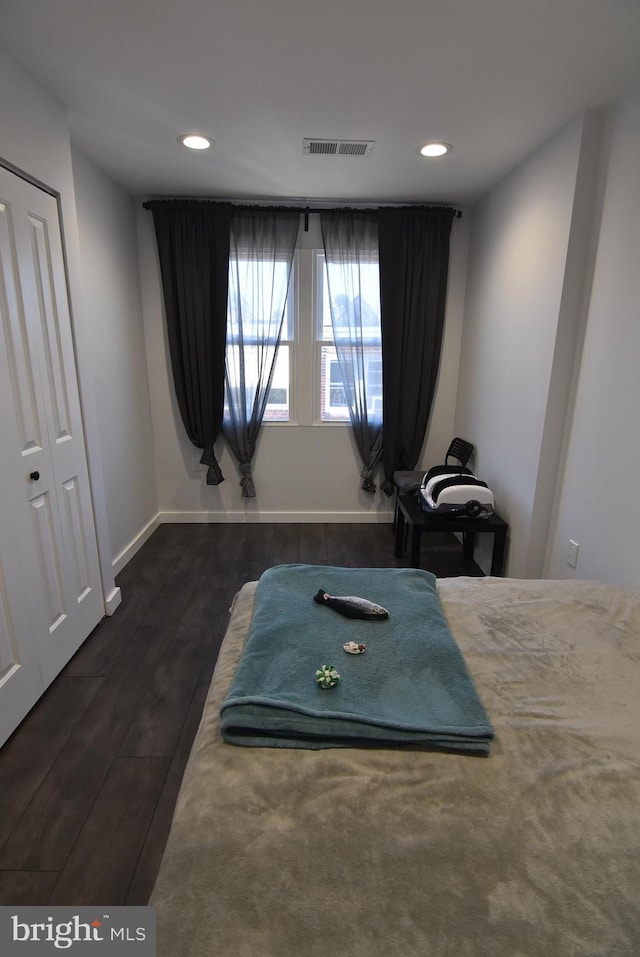 bedroom featuring wood finished floors, visible vents, recessed lighting, and baseboards