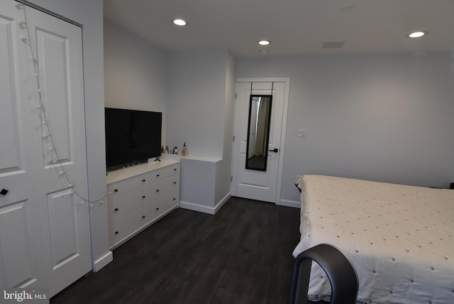 unfurnished bedroom featuring dark wood-type flooring, recessed lighting, and baseboards