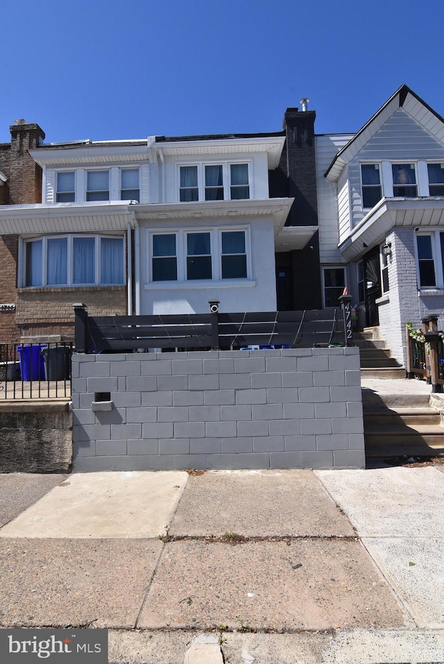 view of front of property featuring a fenced front yard