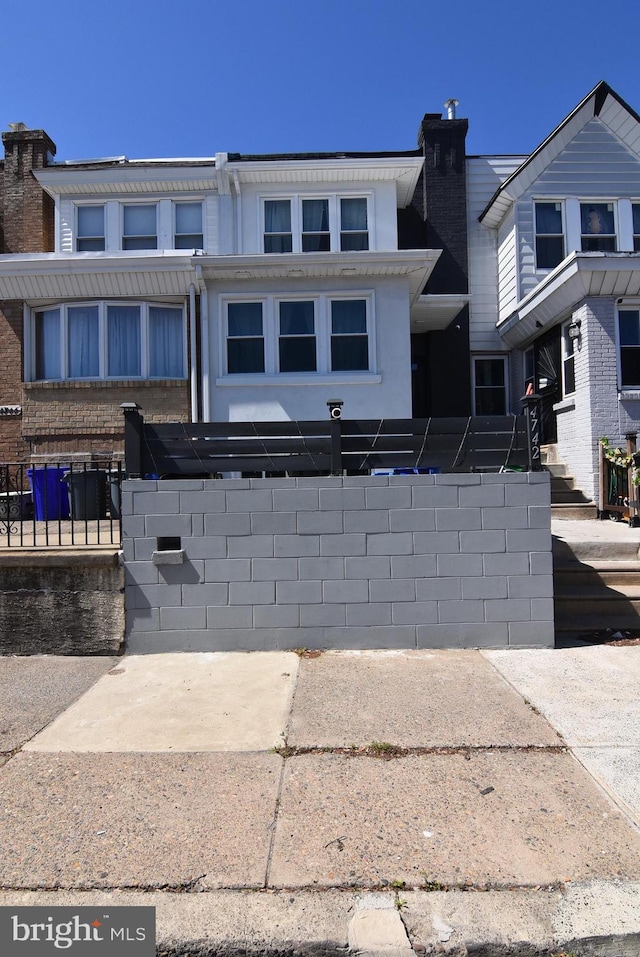 view of front of home featuring a fenced front yard