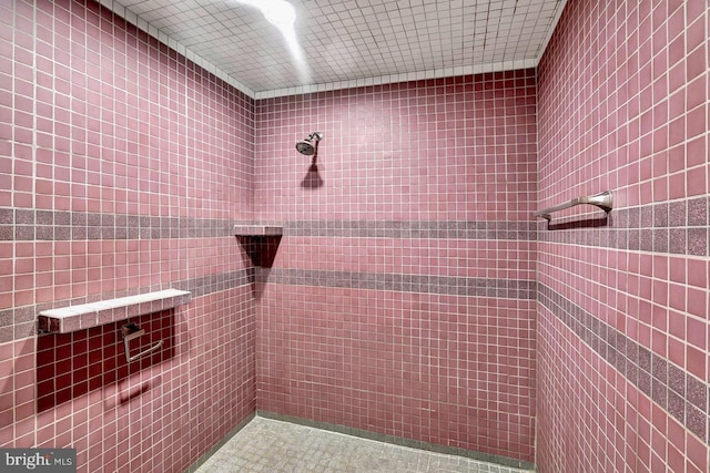 full bathroom featuring tiled shower