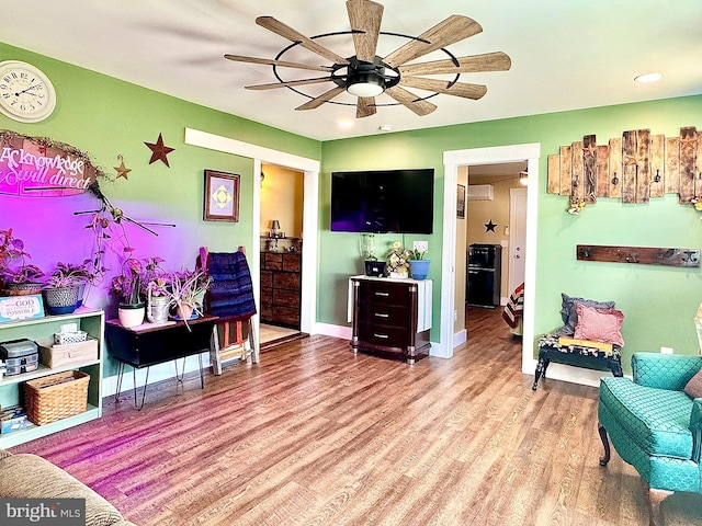 living area with recessed lighting, ceiling fan, light wood-style flooring, and baseboards