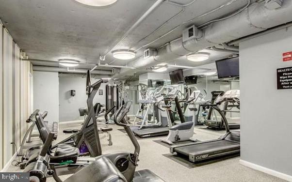exercise room with carpet flooring and baseboards