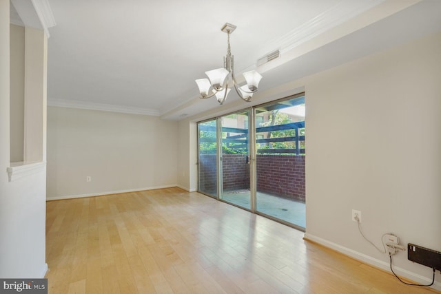 spare room featuring crown molding, a notable chandelier, light wood-style flooring, baseboards, and visible vents