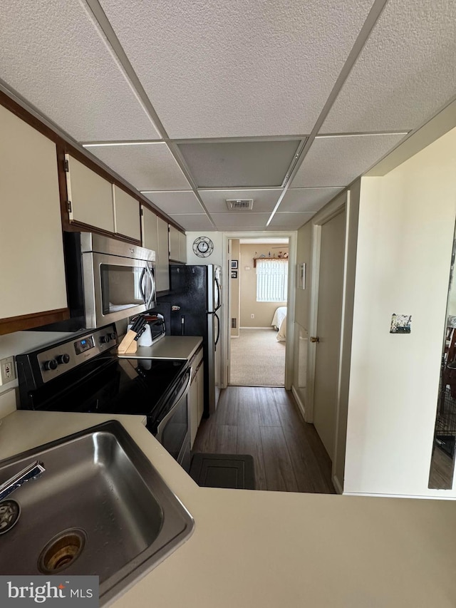 900 Kennedy Dr Unit 304, North Wildwood, NJ 08260 - kitchen with dark wood-style floors, a sink, visible vents, white cabinets, and appliances with stainless steel finishes