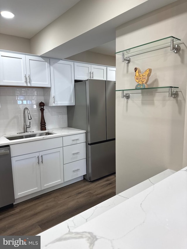 511 N Armistead St Unit T2, Alexandria, VA 22312 - kitchen featuring white cabinets, dark wood-style flooring, appliances with stainless steel finishes, a sink, and backsplash