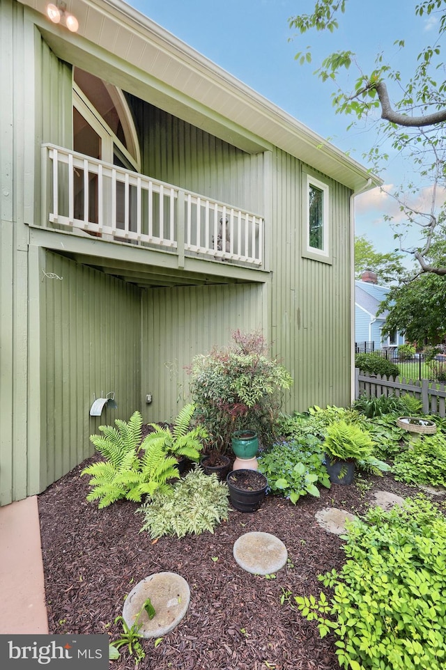 6 Pond Ridge Ln, Hanover, PA 17331 - view of side of property with fence and a balcony