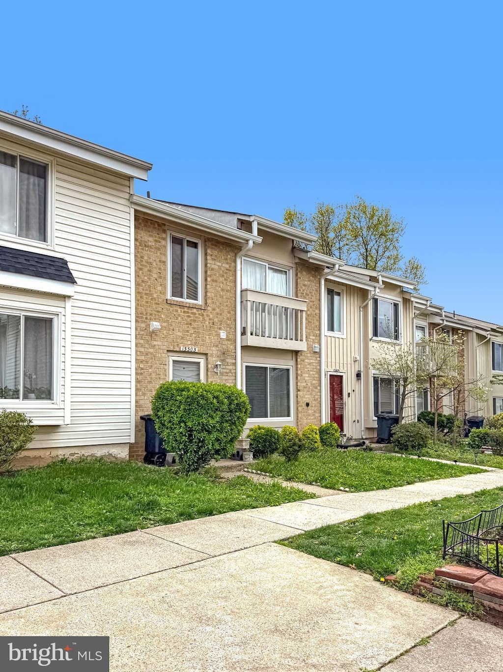 view of front facade featuring a front lawn and brick siding
