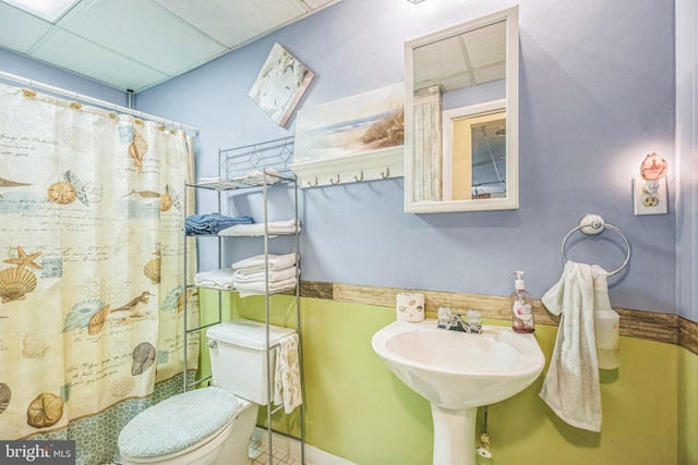 full bathroom with toilet, a sink, and a shower with shower curtain